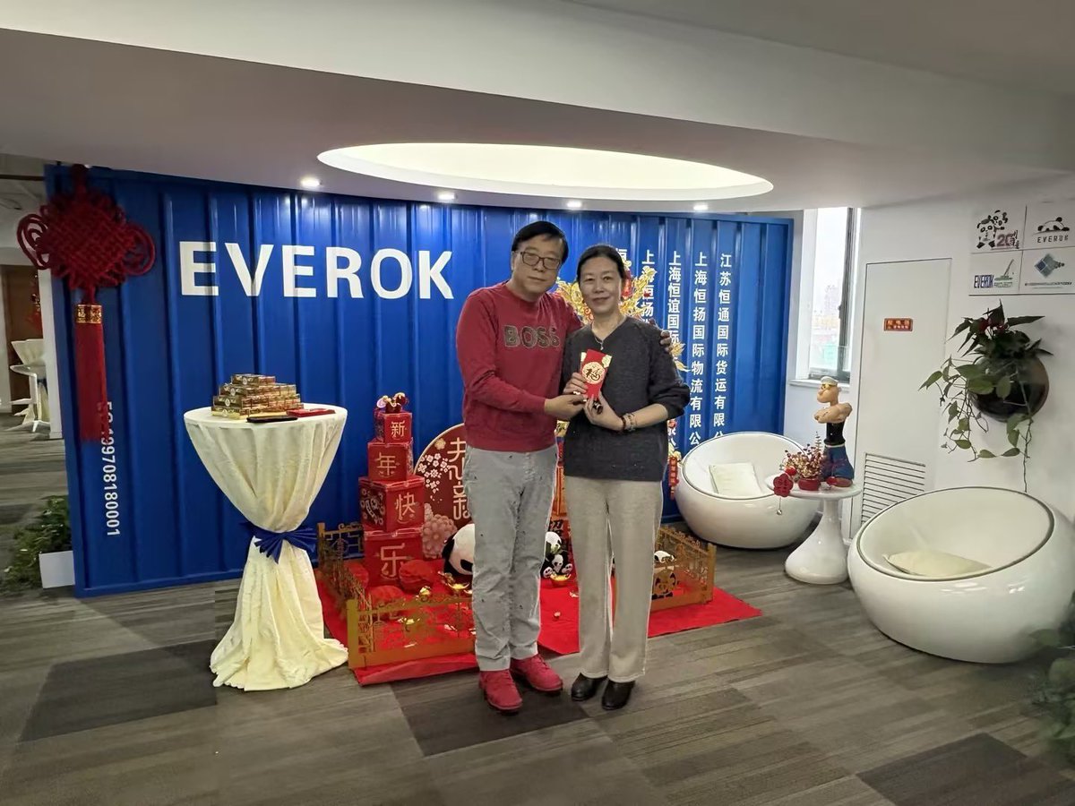 EverokGroup's tweet photo. After a Chinese New Year holiday extended to nine days for the first time,Everok officially resumed work on Feb24. At 8:45 Mr. Billy Hu,the president of the Group, personally distributed hongbao to every employee at Shanghai HQ who started work on the first day after the holiday. https://t.co/qUaeK72c3O
