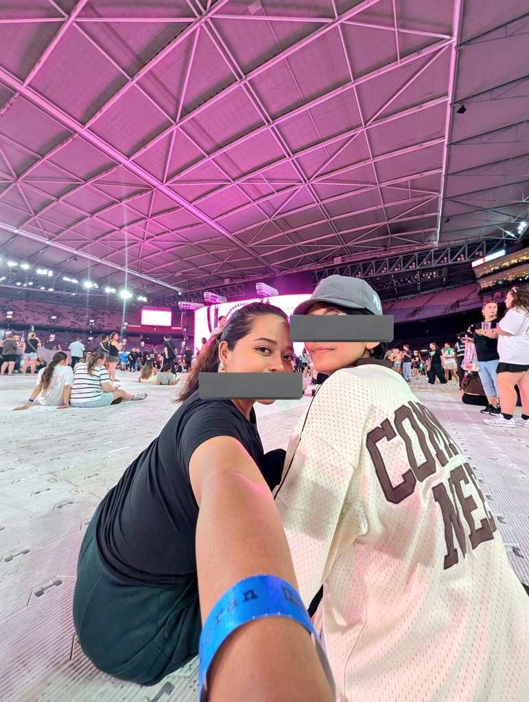 lesbifren's tweet photo. our first concert together, Ed Sheeran's Day! ♥️ #LoopTour2026 https://t.co/ot3BErUUAz