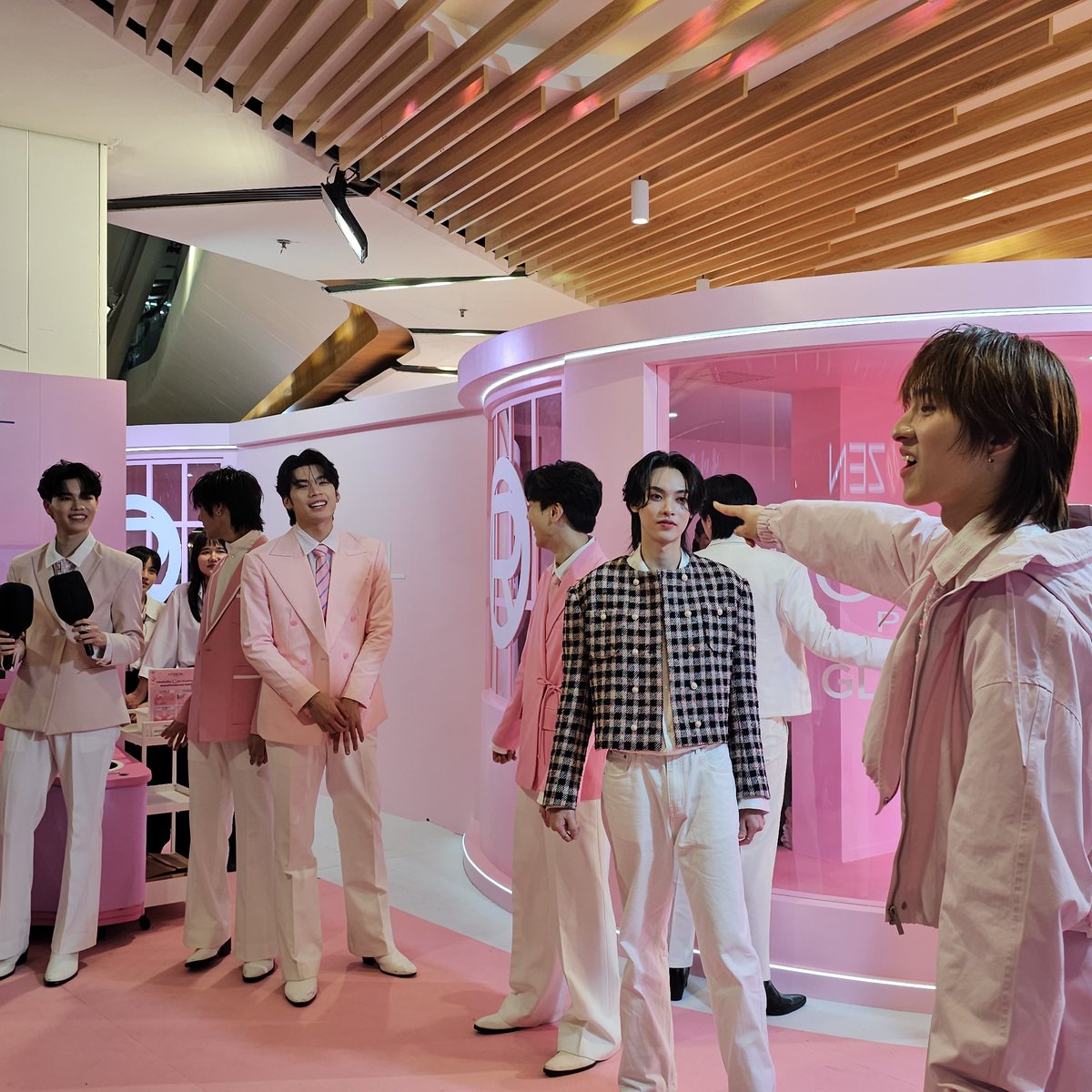 ก้องไม่เหมือนรุ่นพี่ ก้องเหมือนหัวหน้าแก๊งค์อ่ะ555555

LOREAL LIVE WITH KONGJIRO 
#LOrealGlycolicXKong
#kongjiro