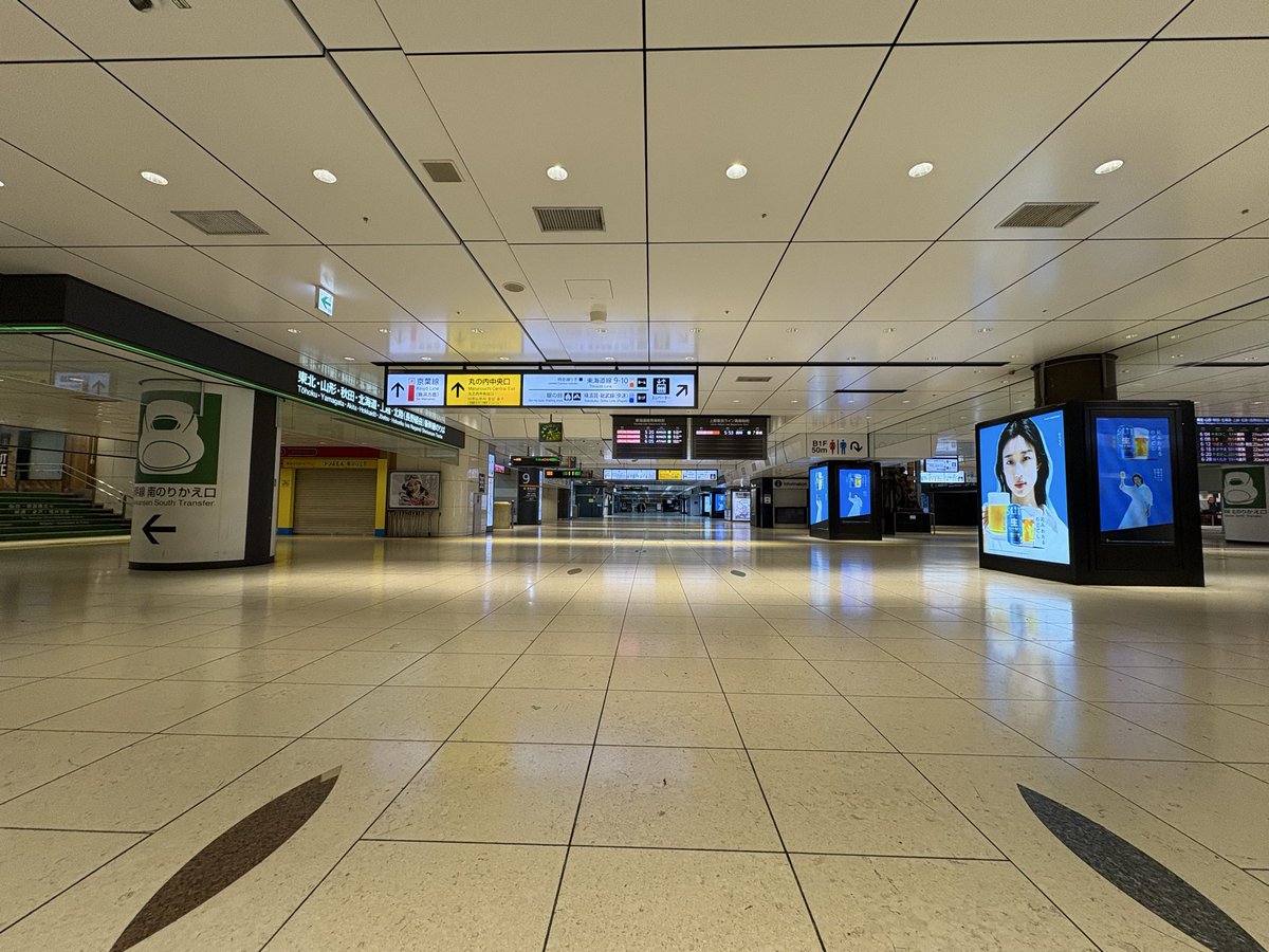 kawosuko's tweet photo. 先日のミャクミャク様（丸ビル）を始発で見に行った際、誰もいない東京駅が神秘的でした🚉✨呑気に写真を撮っている間に5人ほどに抜かされてしまいましたが🏃🏃🏃🏃🏃😞 https://t.co/EpTjRzsquo