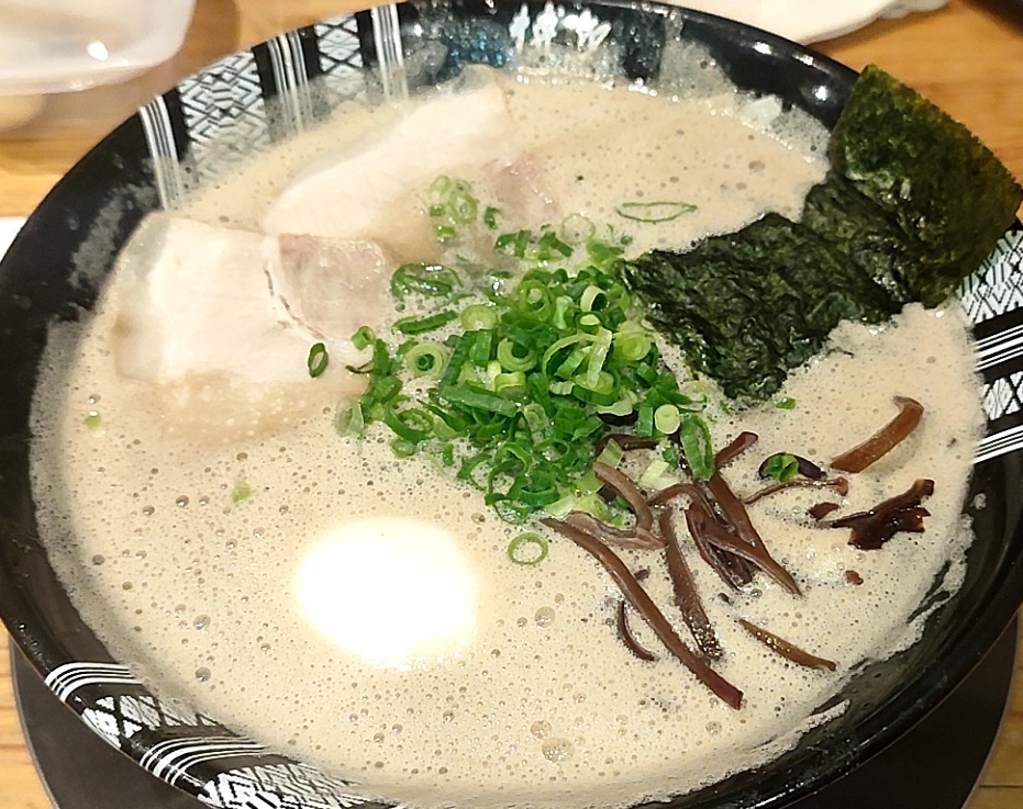 ao5767's tweet photo. 又行っちゃいました｢新横のﾗｰ博｣に♪んで頼んだのは博多一双の味玉ﾗｰﾒﾝ(千百円)を‼当然一つ百円の替え玉ﾁｬﾝも☆ｺｯﾃﾘﾀｯプﾘﾓﾘﾓﾘと今回もポﾝポﾝを充足させました(⌒∇⌒) https://t.co/qbXQ7WnKXh https://t.co/3UMsvJkofZ