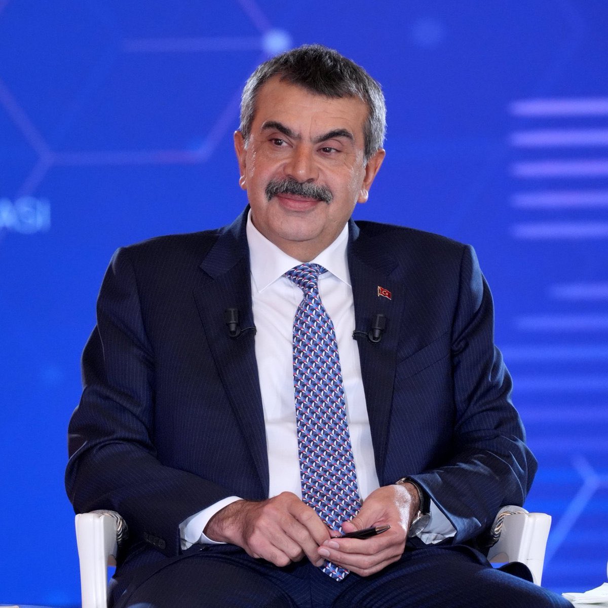 Eğitim, “iyi insan” olmanın ve “kendini tanımanın” tüm koşullarını içeren bir özgürleşme sürecidir. Bu süreçte öğrencilerimizi her daim destekleyerek onları geleceğe en iyi şekilde hazırlamaya kararlılıkla devam edeceğiz.

<a href="/Yusuf__Tekin/">Yusuf Tekin</a> 
<a href="/tcmeb/">Millî Eğitim Bakanlığı</a>