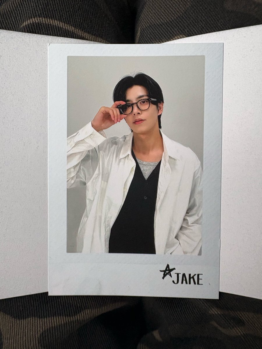 โอ้โห Polaroid Card ที่ได้รับจาก WTL Summer Cinema คิดว่าใบเล็กเท่าการ์ดสรุปขนาดเท่า A5 เลยอ่ะใหญ่อยู่นะ ยังมีโปสการ์ดอีก ส่วนตัวรู้สึกคุ้มนะ