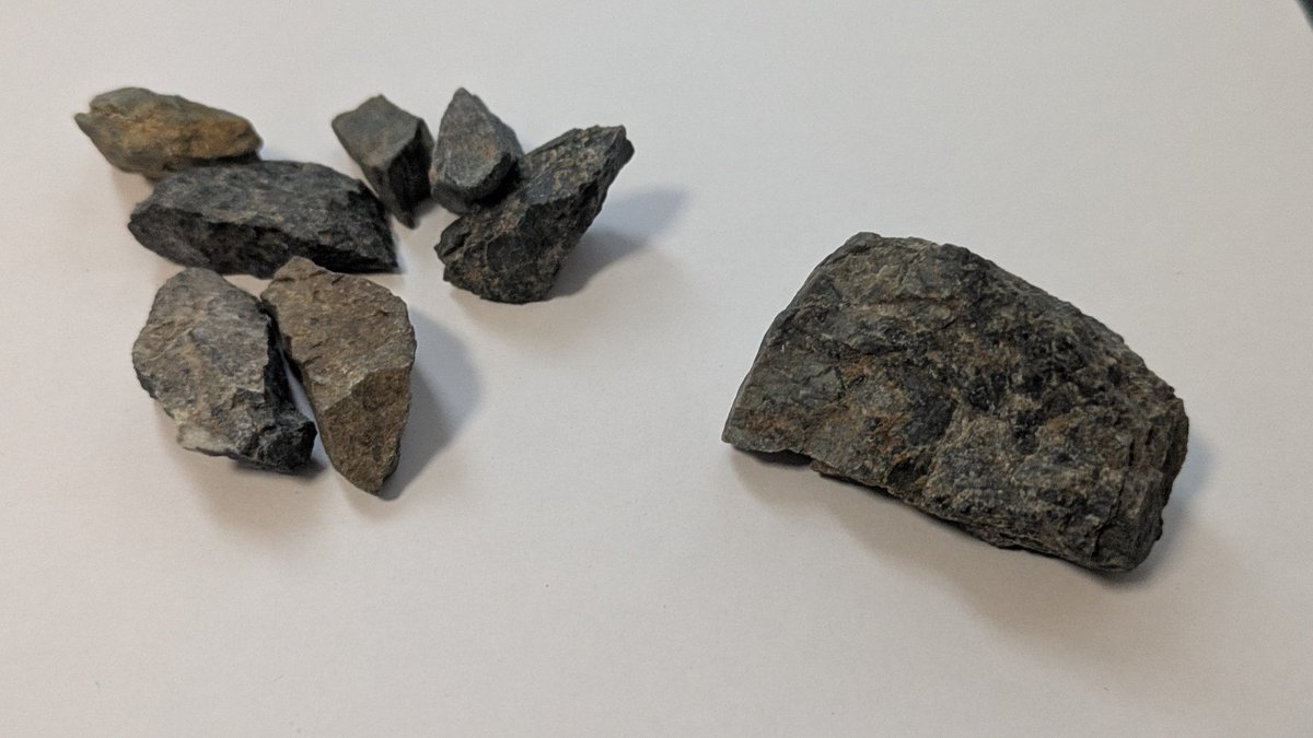 バッグの中から石が出てきた 原画描く時参考に持ってったやつ