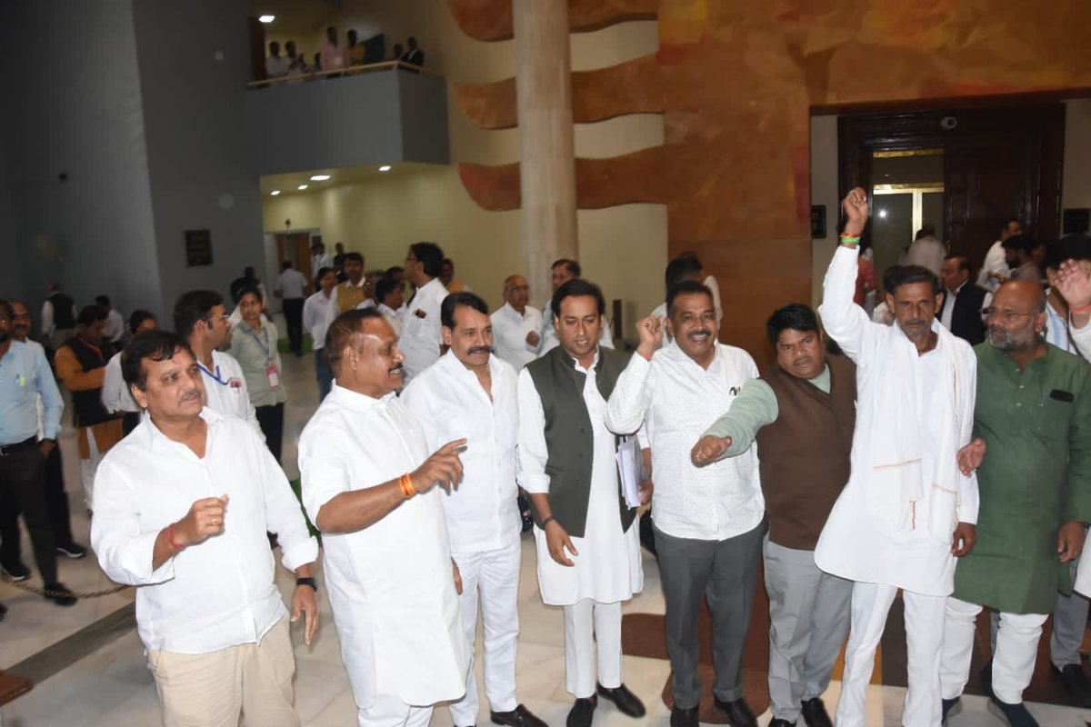 मध्यप्रदेश विधानसभा बजट सत्र - 10 दिन 

आज विधानसभा परिसर में कांग्रेस विधायक दल के साथ गौ मांस के निर्यात पर टैक्स में दी जाने वाली छूट के विरोध में सरकार के खिलाफ सांकेतिक प्रदर्शन किया।

#मध्यप्रदेश_विधानसभा
#गौमाता_सम्मान