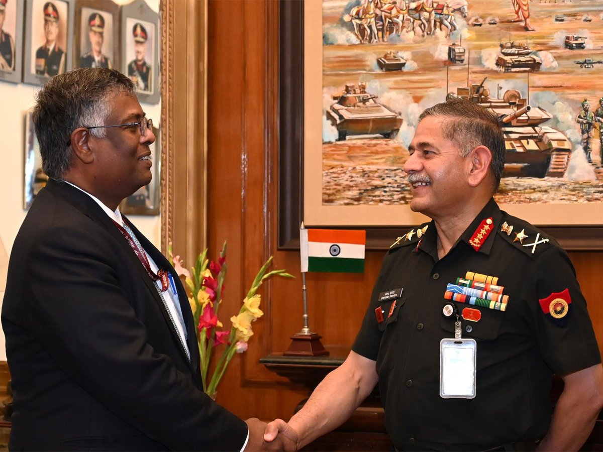 ani_digital's tweet image. India, Maldives discuss deepening strategic, defence ties during envoy's meeting with Army Chief 

Read @ANI Story | aninews.in/news/world/asi… 

#India #Maldives #ArmyChief