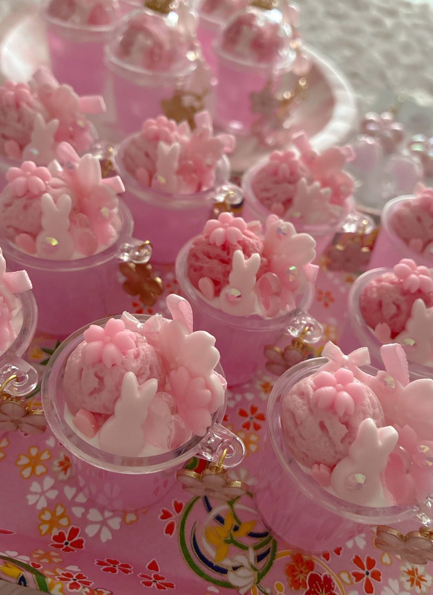 Kawaii__Stars's tweet photo. Kawaii☆Stars原宿本店
カワスタイースター🐣💕
いちごぐみ🍓とうさぎぐみ🐰

〈2/28〜3/13〉
ご出展クリエイターさまのご紹介💓

Runasweets.さま

一足早く春のかわいい♡スイーツ達がカワスタイースターに登場です💕

ふんわり春の桜色🌸
春の香りいっぱいのスイーツにはちょこんとうさちゃんが…🐰❣️

暖かな春を楽しむ♪
ふんわりかわいい🩷スイーツと一緒にお出かけしませんか？