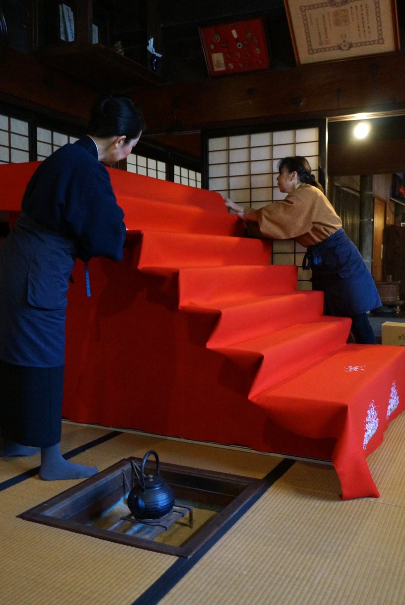 kikkawa1626's tweet photo. 3月1日より村上市では「第27回 城下町村上 町屋の人形さま巡り」が始まります。
昨日、きっかわ本店では開催に向け雛人形の飾りつけを行いました。 https://t.co/03bgMQzHgU