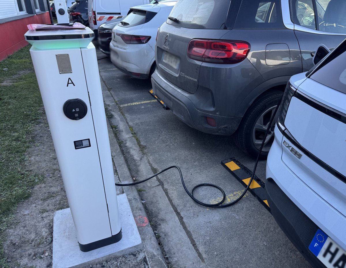 linkcharging's tweet image. 🇫🇷 Office parking, electrified. ⚡

 EJORNEE S-Series brings reliable EV charging to modern workplaces.

📩 hello@linkcharging.com
🌐 lctc-group.com
#LCTC #EVCharging #ChargingSolutions #France