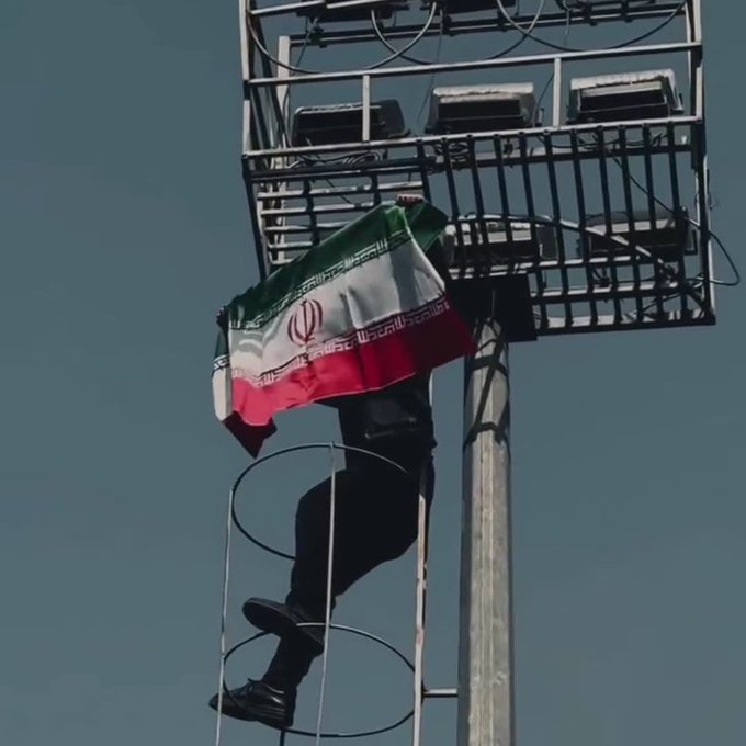 پرچم ایران را باد تکان می‌دهد،  
اما ریشه‌اش در دل مردم است،
هیچ حکومتی نمی‌تواند چیزی را از مردم جدا کند،
که از جانشان روییده.🇮🇷
#وحوش_پهلوی 
#سیرک_پهلوی