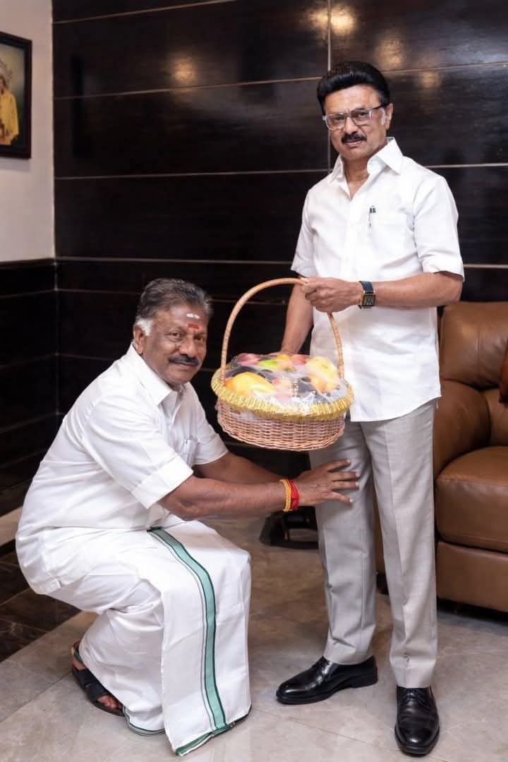 Manicryptop's tweet photo. @AIADMKITWINGOFL @OfficeOfOPS துரோக���களிடமிருந்து கழகத்தை மீட்டெடுத்த தலைவர்

பொதுச்செயலாளர் எடப்பாடியார் 

#ADMK_VNR https://t.co/XheZvhLrJD