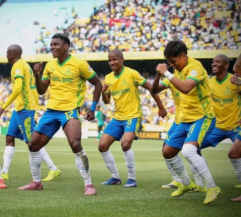 NegoCity2010's tweet photo. 🔥🔥LOFTUS STADIUM ON SUNDAY 🔥🔥

🟢MASANDAWANA 🟢let’s paint Loftus Yellow on Sunday after 15:30 🕞 Kickoff 

Tickets 🎟️ Are Available Now 
R40 at OpenTicket Online 

Checkers , Shoprite and Usave 

#AreyengMasandawana 
#Sundowns https://t.co/FnKueLFzwW