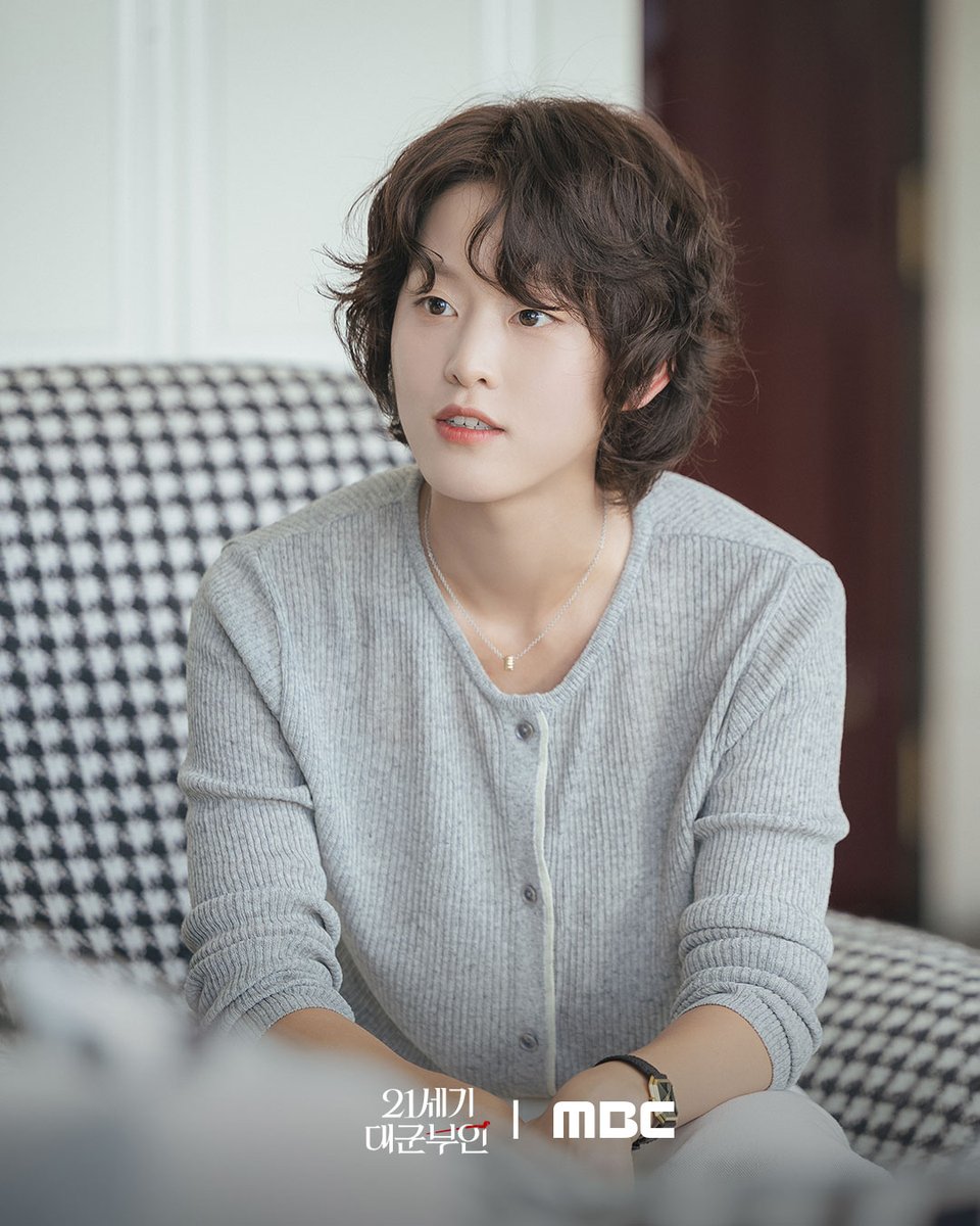 보좌관의 기본 덕목 :
상사를 향한 애정과 충성심😊

벌써 기대되는 보좌관즈의 찰떡 케미✨

<21세기 대군부인> 4월 MBC 첫 방송

#아이유 #변우석 #노상현 #공승연
#21세기대군부인 #MBC금토드라마
#mbcdrama #MBC