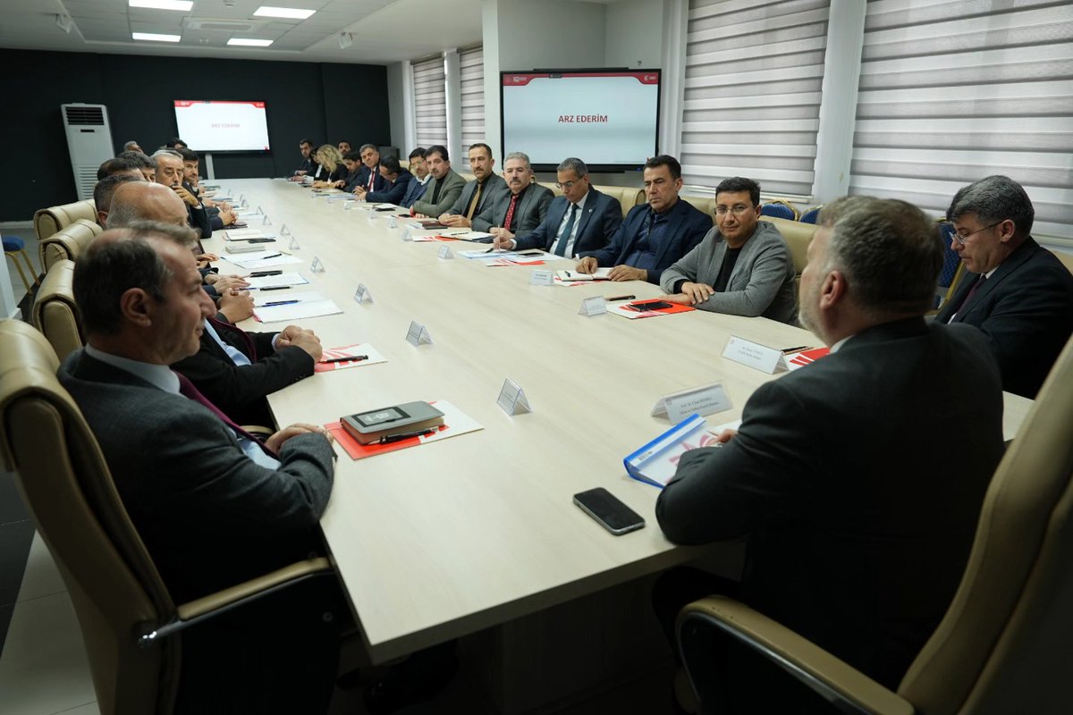 Hatay İl Millî Eğitim Müdürlüğünde düzenlenen İlçe Müdürleri Toplantısında eğitim-öğretim süreçleri değerlendirildi. Toplantıya MEB Talim ve Terbiye Kurulu Başkanı Sn. Cihad Demirli katıldı. İlçemizi vekâleten Sn. Ahmet AKAR temsil etti.

#KumluMEM #HatayMEM