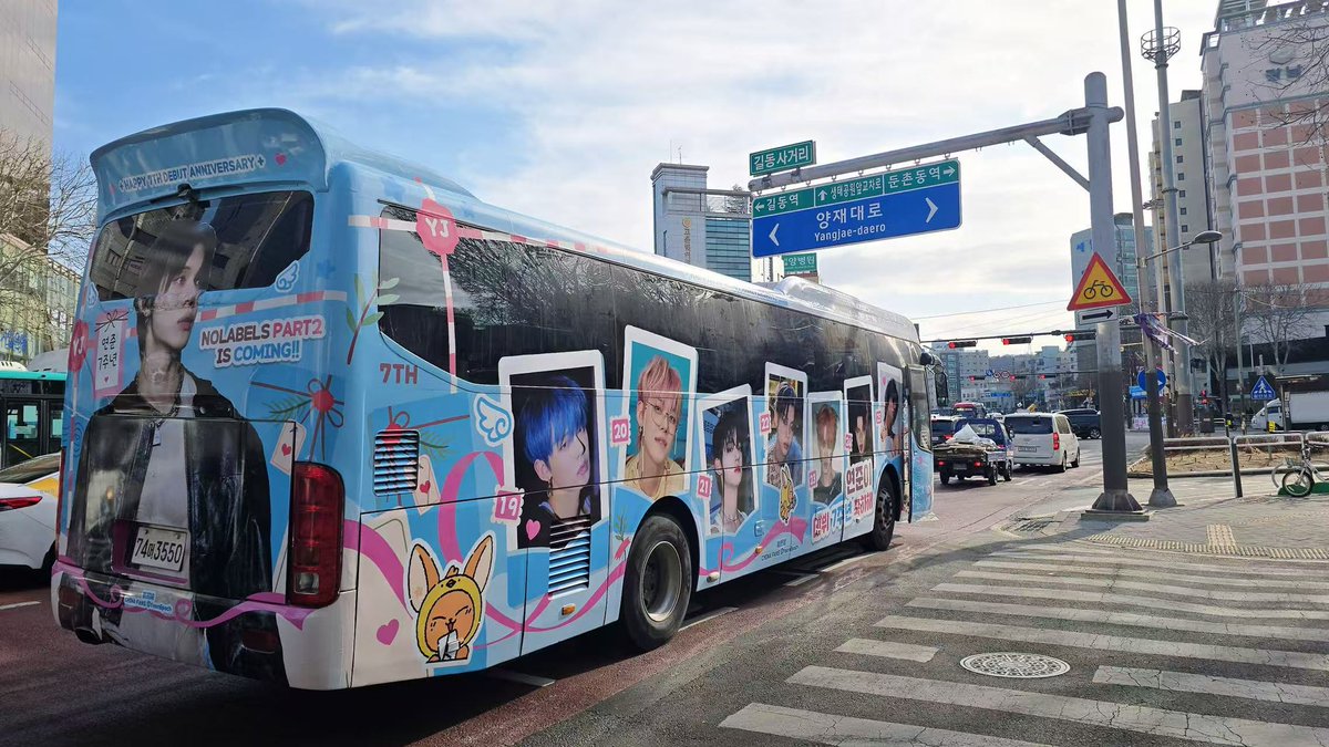 YeonEpoch_CN's tweet photo. Seoul customized graffiti bus outdoor HD picture update☺️

Let’s go take photos and check it out📸📷

#YEONJUN #연준 #崔然竣 https://t.co/Iz6btUF76K