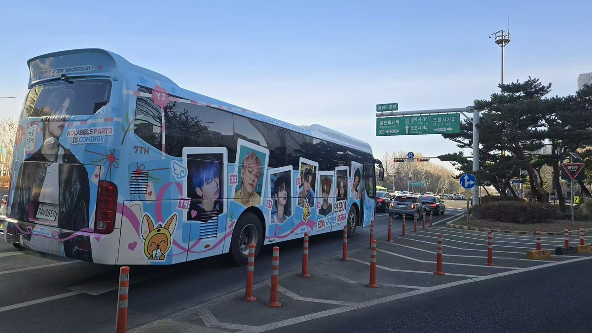 YeonEpoch_CN's tweet photo. Seoul customized graffiti bus outdoor HD picture update☺️

Let’s go take photos and check it out📸📷

#YEONJUN #연준 #崔然竣 https://t.co/Iz6btUF76K