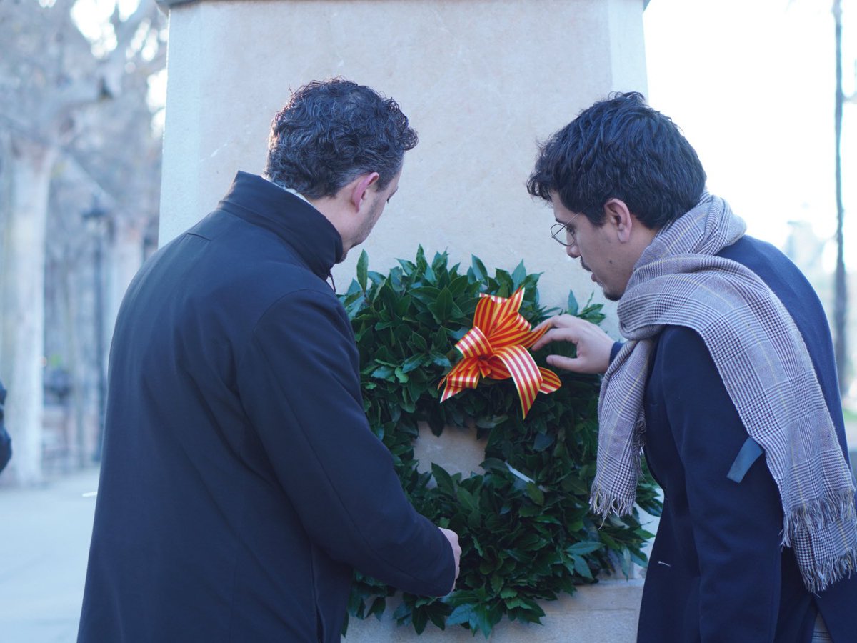 Junts_BCN's tweet photo. 💐 Des de la Federació de Junts per Catalunya a #Barcelona fem una ofrena floral per homenatjar el 94è president de la Generalitat, Pau Claris.

Commemorem la seva mort avui fa 385 anys, en plena Guerra dels Segadors. 🙌🏻 https://t.co/8gVHbtHoeF