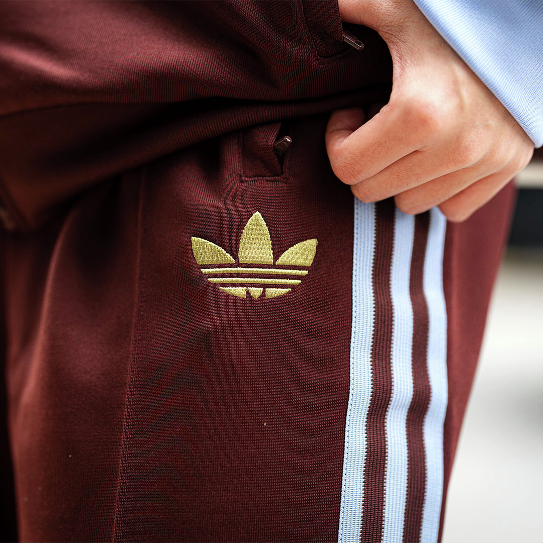 soccershop_kamo's tweet photo. adidas ORIGINALS × アストン・ヴィラFC🤎🩵

アウェイジャージの伝統とトレンドにインスパイアされたトラックトップ&amp;トラックパンツ。

#サッカーショップKAMO では、梅田店・渋谷店・オンラインストアのみの限定発売✨

詳細はこちら🔽
https://t.co/XlY3RwQjvU

#adidas 
#KAMO https://t.co/ogAMdU7J5y