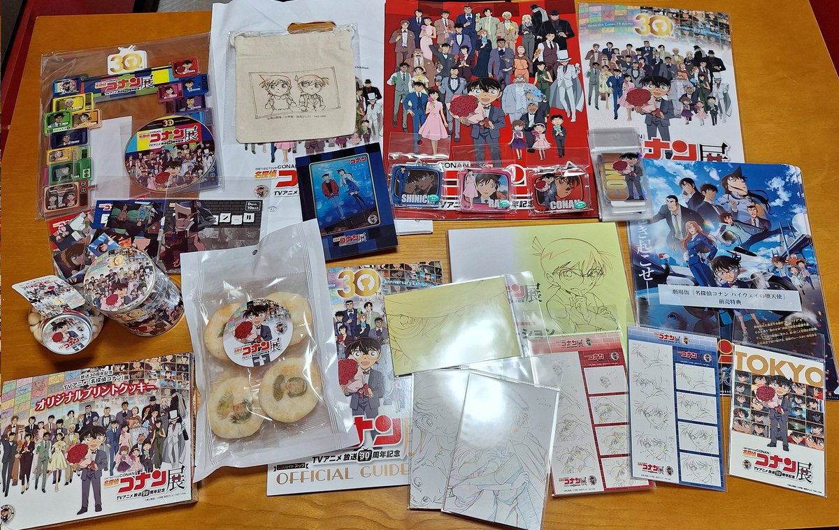 グッズ！左上のは特典のやつ。右のクリアファイルは前売りの特典