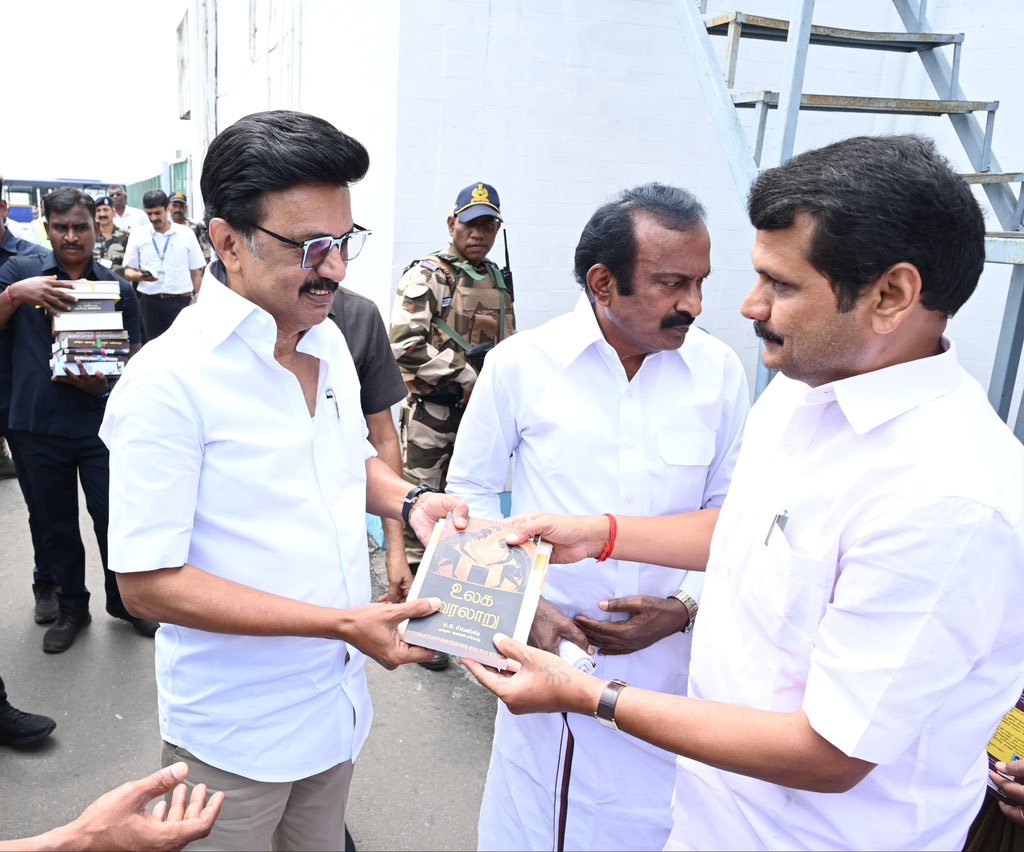 V_Senthilbalaji's tweet photo. இன்று மாலை கோவையில் நடைபெறும் தி.மு.க மேற்கு மண்டல வாக்குச்சாவடி குழுவினருக்கான 'என் வாக்குச்சாவடி - வெற்றி வாக்குச்சாவடி' பயிற்சி மாநாட்டுக்கு தலைமையேற்க வருகை புரிந்த, மாண்புமிகு தமிழ்நாடு முதலமைச்சர் தளபதி @mkstalin அவர்களை வரவேற்ற நெகிழ்வான நேரத்தில்..

#ஸ்டாலின்_தொடரட்டும்
#தமிழ்நாடு_வெல்லட்டும்
#WestZone4DMK2026