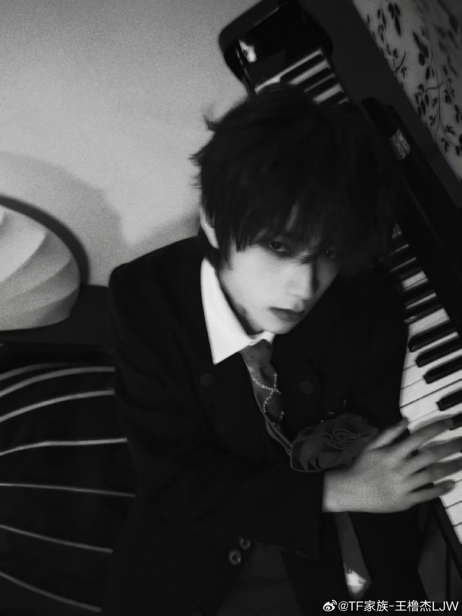 kkoTuTiio's tweet photo. 我父                                       我母 https://t.co/1zt4A4olXt