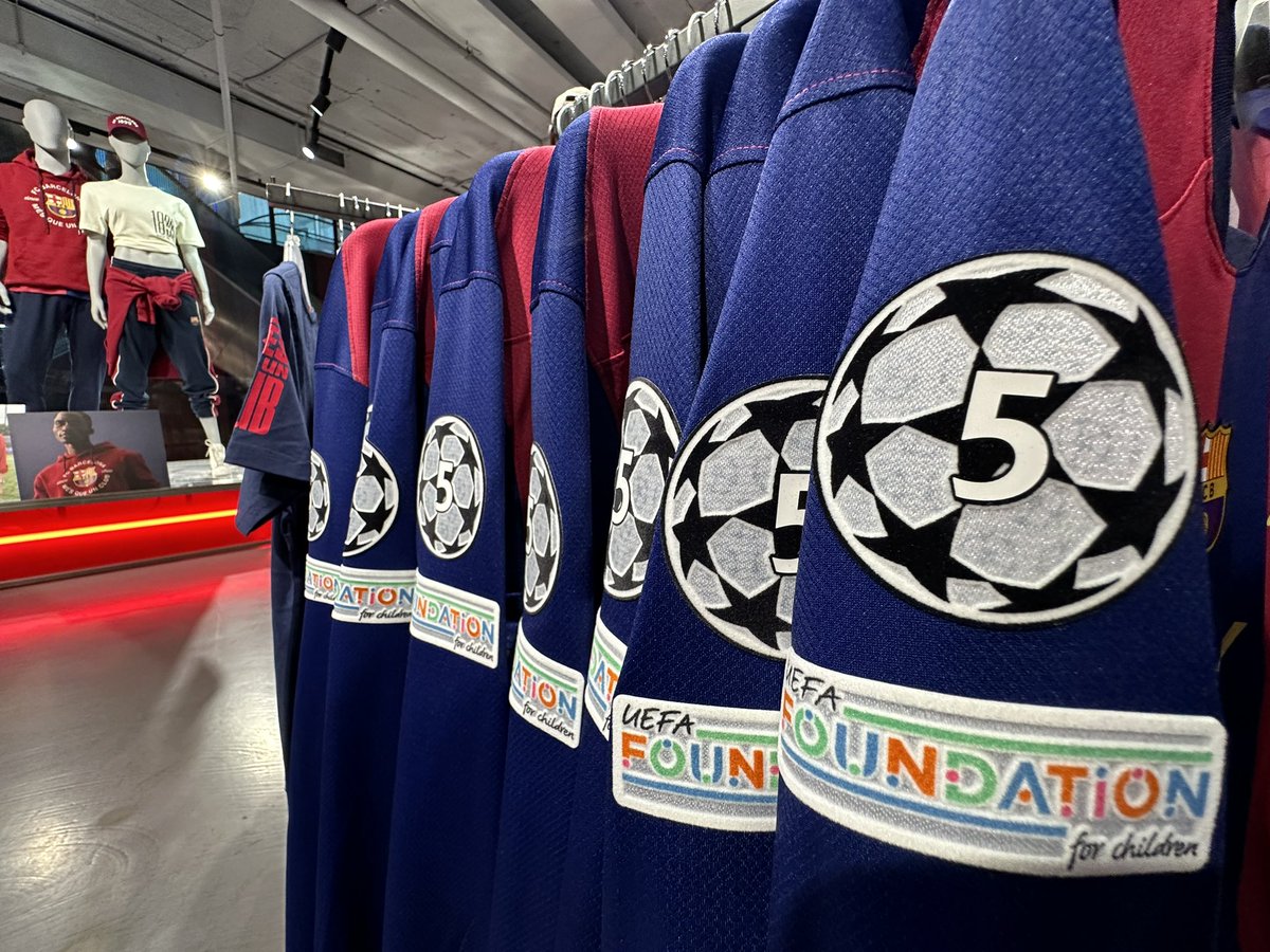 ✅ RESMI : Barcelona jadi klub Eropa dengan pendapatan TERBESAR dari penjualan jersey dan merchandise musim 2024/25.

FC Barcelona — €277 juta
Real Madrid — €231 juta
Bayern Munich — €189 juta
Manchester United — €172 juta
Arsenal — €151 juta
Liverpool — €148 juta
Tottenham