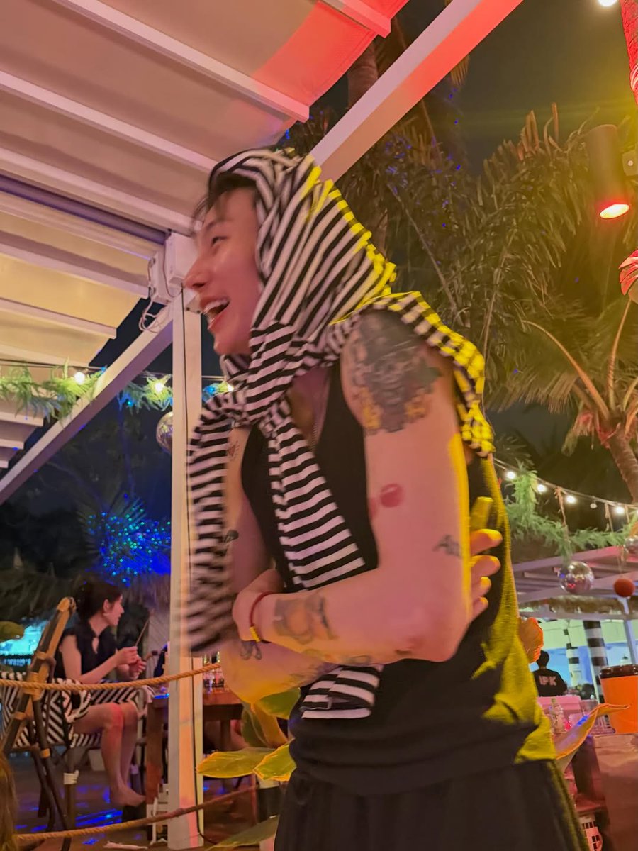 พี่ก้าสนุกใหญ่เลย😆 หงายท้องขาชี้ฟ้า5555
IG : ozcarwang 
📸 Just keep swimming 
instagram.com/p/DVQNO3_lbte/…

#ØzcarWang #OscarWang