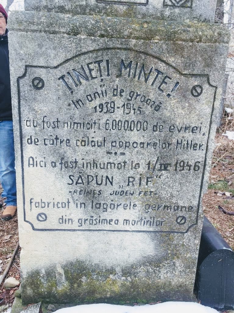 La începutul perioadei comuniste se făceau înmormântări propagandistice pentru săpun făcut din grăsimea evreilor. Astăzi chestia cu săpunul a fost dezmințită, dar monumentele încă sunt acolo. Ciudat.