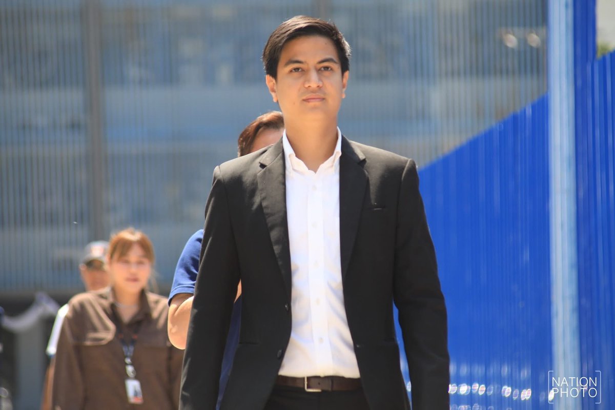 เนี่ยนะหรอ นพนภา ❌
เนี่ยนะหรอ กกต ✅

ลุคมากองปราบคือ หล่อมาก ออร่ามาก พระเอกมาก 🧡🫠 
#ไอติมพริษฐ์ #พริษฐ์วัชรสินธุ #พรรคประชาชน