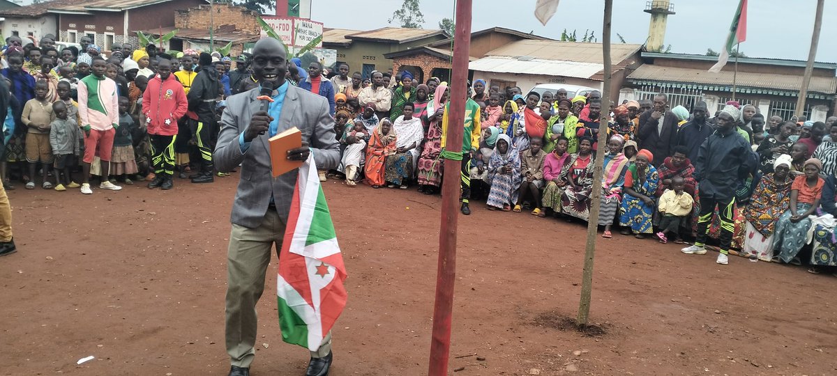 #Buhumuza
Umunyamabanga wa <a href="/CnddFddBuhumuza/">CNDD FDD Buhumuza</a>  yarifadikanije n'abagumyabanga bo muri zone #Ruzo komine #Butihinda mu masengesho yo kurangiza ukwezi kwa Ruhuhuma yo kuri uyu wa 26.Ku civigo:"Ubwami iyo bwiciyemwo ibice burasambuka", Abagumyabanga basabwe kuguma bafatanye mu nda