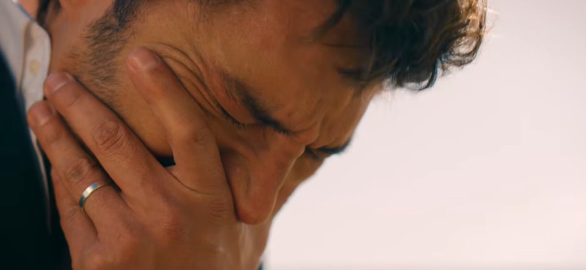 Sevdiği kadın için hüngür hüngür ağlayan bir adam var ama parmağında hala sevmediği karısının alyansı var. Seyirciyi kaçıran tam olarak bu. Sürekli iki tarafı da hoş tutmaya çalışan bir başrol erkek ve dibe batmaya devam eden bir senaryo. 

<a href="/ercanugur/">Ercan Uğur</a> <a href="/guloguz_/">Gul Oguz</a> #YılSer #Halef