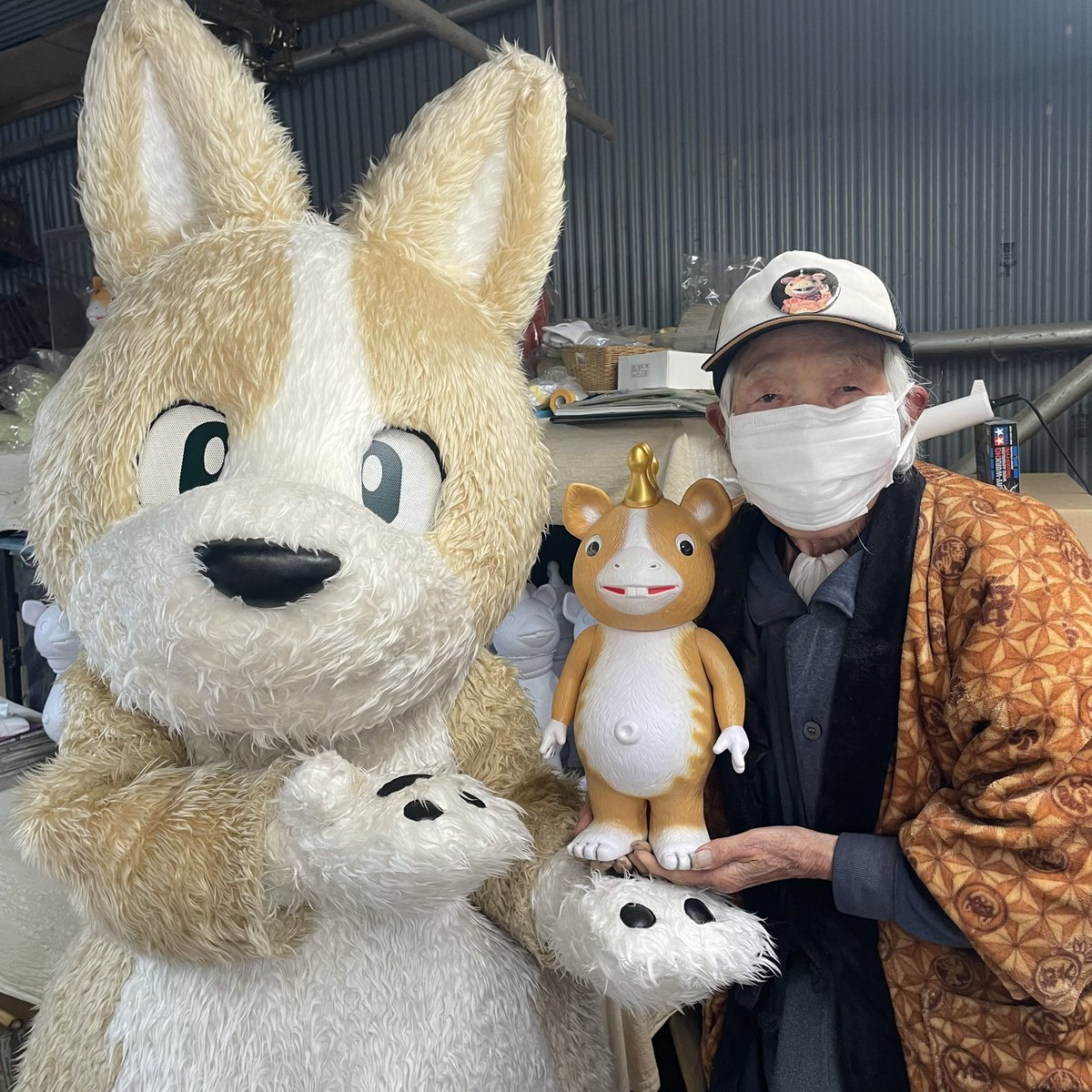 inukumanet's tweet photo. イヌクマの快獣ブースカ・ニュース

快獣ブースカ【塗装体験】に
江戸川区平井商店街のゆるキャラ
「こーた（幸多）」くんが来てくれました。
体験日記⑥『記念写真編』
イヌクマパパと記念撮影

#塗装体験 #こーた #ブースカ #イヌクマ
・彩色を体験してみたい方はお気軽にお問い合わせ下さい。
・ジャイアントサイズ【白色】9800円(税別)

https://t.co/61QN1H1lzr