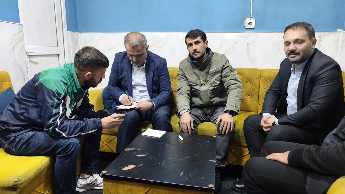 📍Serétabla – Merkez Taksi Durağı

Geceyi gündüze katan, direksiyon başında helal rızık mücadelesi veren emektar taksici kardeşlerimizin sahur sofrasına misafir olduk.
Emek kokan, samimiyetle hazırlanan o mütevazı sofrada muhabbet ettik. 

Gitmişken eli boş dönmek istemedik🙂