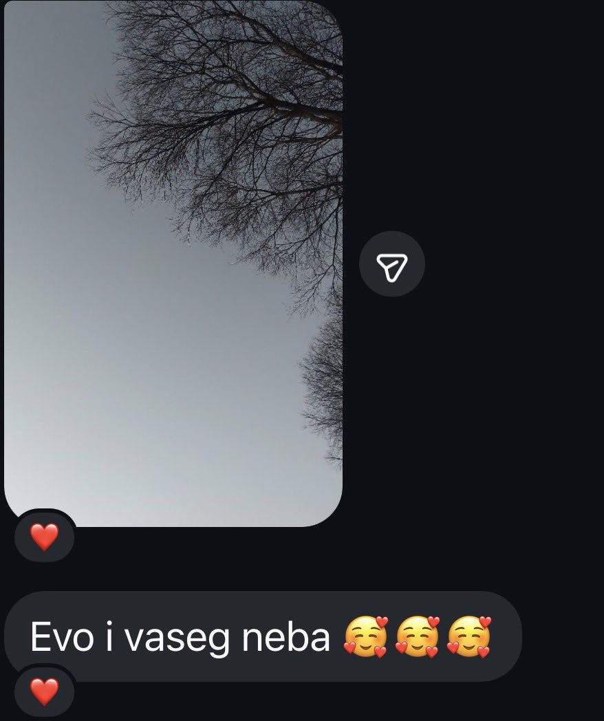 Moja drugarica, sa kojom više, usled protoka vremena, nemam baš tako blizak odnos, rodila je ćerku pre 12 godina.
Poslala sam joj parče neba dok je bila u bolnici, da može da sačuva vizuelno kako je nebo izgledalo na dan kada je rađala svoje dete.
12 godina kasnije, ja rađam