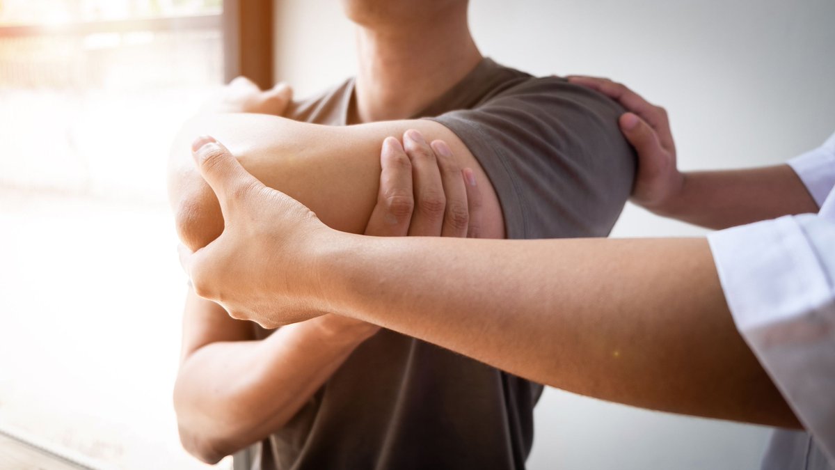 svomp_board's tweet photo. In den svomp Arbeitsgruppen (Schwerpunkt: Sohier) wird das biomechanische Clinical Reasoning gefördert, die präzisen manuellen Techniken repetiert und geeignete zentrierende Übungen erarbeitet. https://t.co/LALcov9FMq