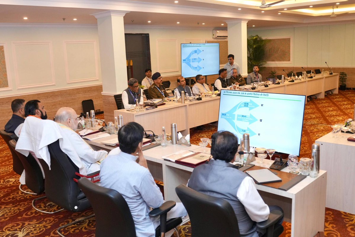 माननीय केन्द्रीय गृह एवं सहकारिता मंत्री <a href="/AmitShah/">Amit Shah</a> जी ने बिहार प्रवास के दौरान पूर्णिया में उच्चस्तरीय समीक्षा बैठक कर संगठन और सुरक्षा से जुड़े विषयों पर विस्तृत चर्चा की।

इस अवसर पर माननीय उपमुख्यमंत्री श्री <a href="/samrat4bjp/">Samrat Choudhary</a> जी एवं माननीय केंद्रीय गृह राज्य मंत्री श्री