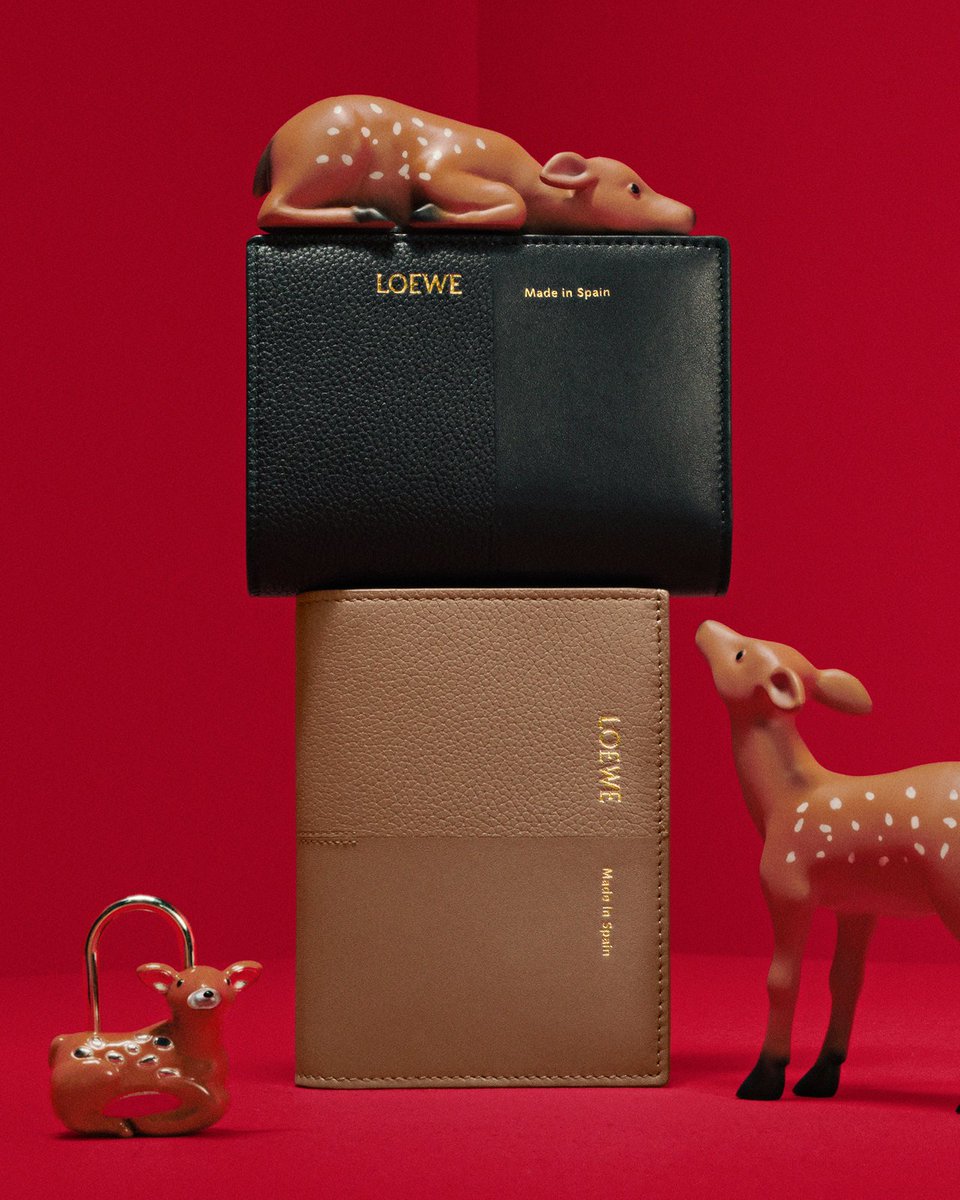 LoeweJP's tweet photo. 2つのレザーを、1つのウォレットで。

異なる質感のレザーを組み合わせたデュエット コンパクトウォレット。日本限定のシカ パドロック チャームとともに。

#ロエベ #LOEWE #LOEWEwallets https://t.co/pGAmkvfTrs