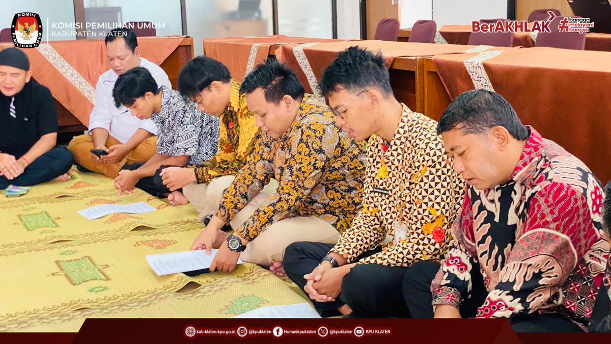 Hai #TemanPemilih
🌙✨ Semarak Ramadhan kembali terasa di lingkungan kerja dan kebersamaan kita.

Dalam rangka mengisi bulan suci dengan kegiatan yang penuh makna, KPU Kabupaten Klaten kembali menggelar program spesial Ramadhan JUMANJI (Jumat Pagi Enaknya Ngaji).

#JUMANJI