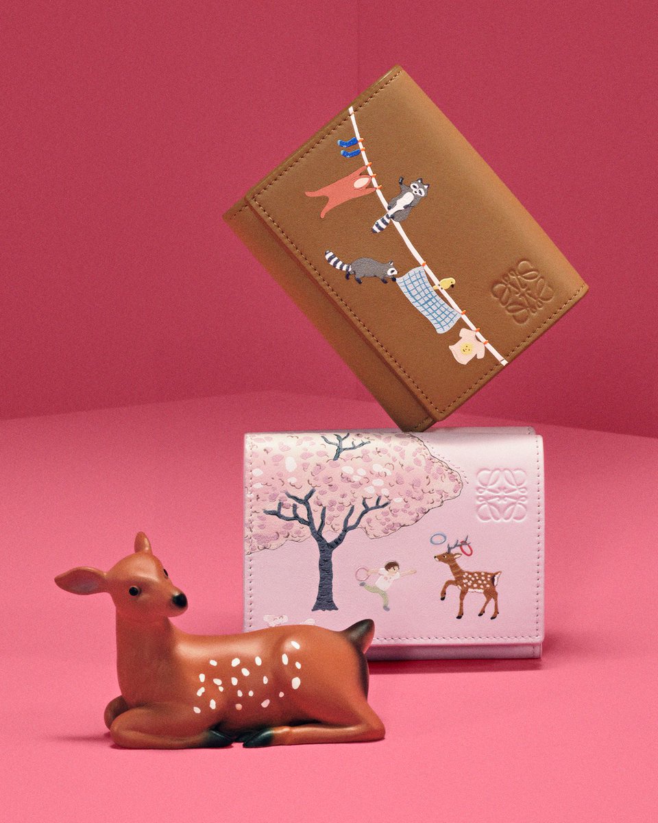 LoeweJP's tweet photo. 幸運の訪れを願って。

一つひとつ手仕事で丹念に作られるロエベ ウォレット。レザーマルケトリー技法により、いきものと人間の小さな幸せの情景が描かれます。

#ロエベ #LOEWE #LOEWEwallets https://t.co/KHTK21ZYkb