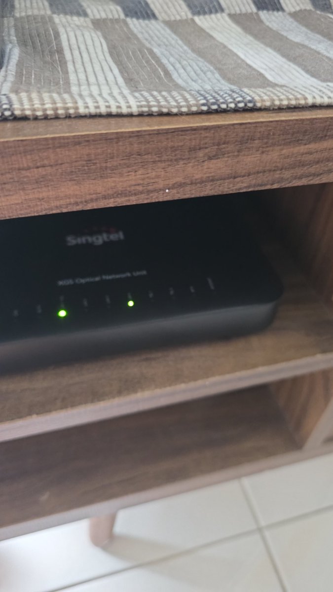 __scoobz__'s tweet photo. @SingtelSupport Optical network unit Internet no connection and no light indication https://t.co/rpzfRb14Zq