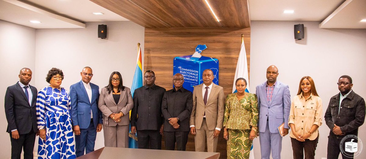 OnurIlunga's tweet photo. La @cenirdc et le gouvernement ont harmonisé leurs actions autour du programme « Debout Jeunes Congolais », soutenu par @fatshi13, pour transformer chaque circonscription en pôle entrepreneurial via un concours national de plans d’affaires destiné aux jeunes congolais. https://t.co/kGyo31kXBb