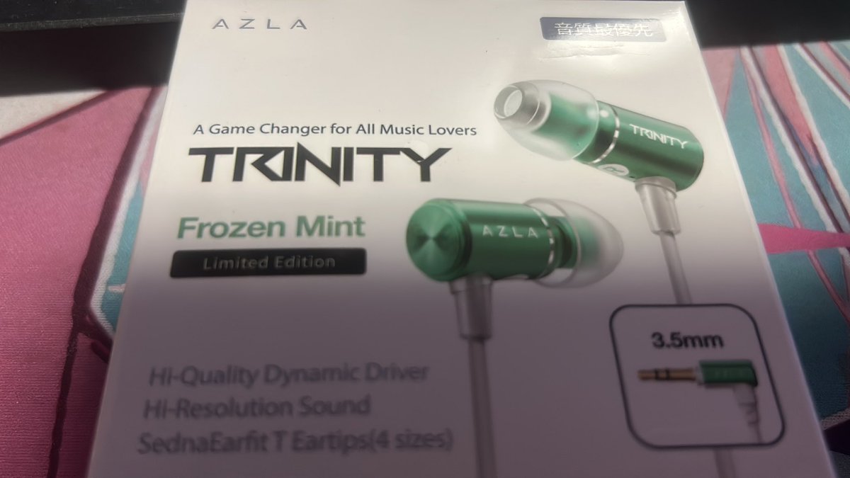 加蓮コラボカラーのイヤホン届いた。 さて、どんなものか。