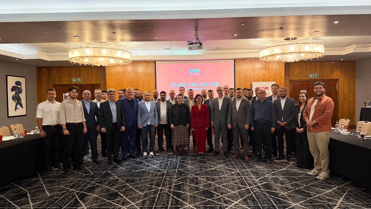 dtikiletisim's tweet photo. DTİK Güney Afrika Geleneksel İftar Buluşmamızı, @TimurDem3  başkanlığında, @TC_PretoryaBE Büyükelçimiz @DaramaNilvana'nın ev sahipliğinde, Güney Afrika’daki Türk iş dünyası ve diaspora mensuplarının katılımlarıyla gerçekleştirdik.

Ramazan ayının manevi atmosferinde bir araya gelerek, tanışma, istişare ve iş birliği imkânlarını değerlendirme fırsatı bulduk.

#DiasporaDiplomasisi 🇹🇷