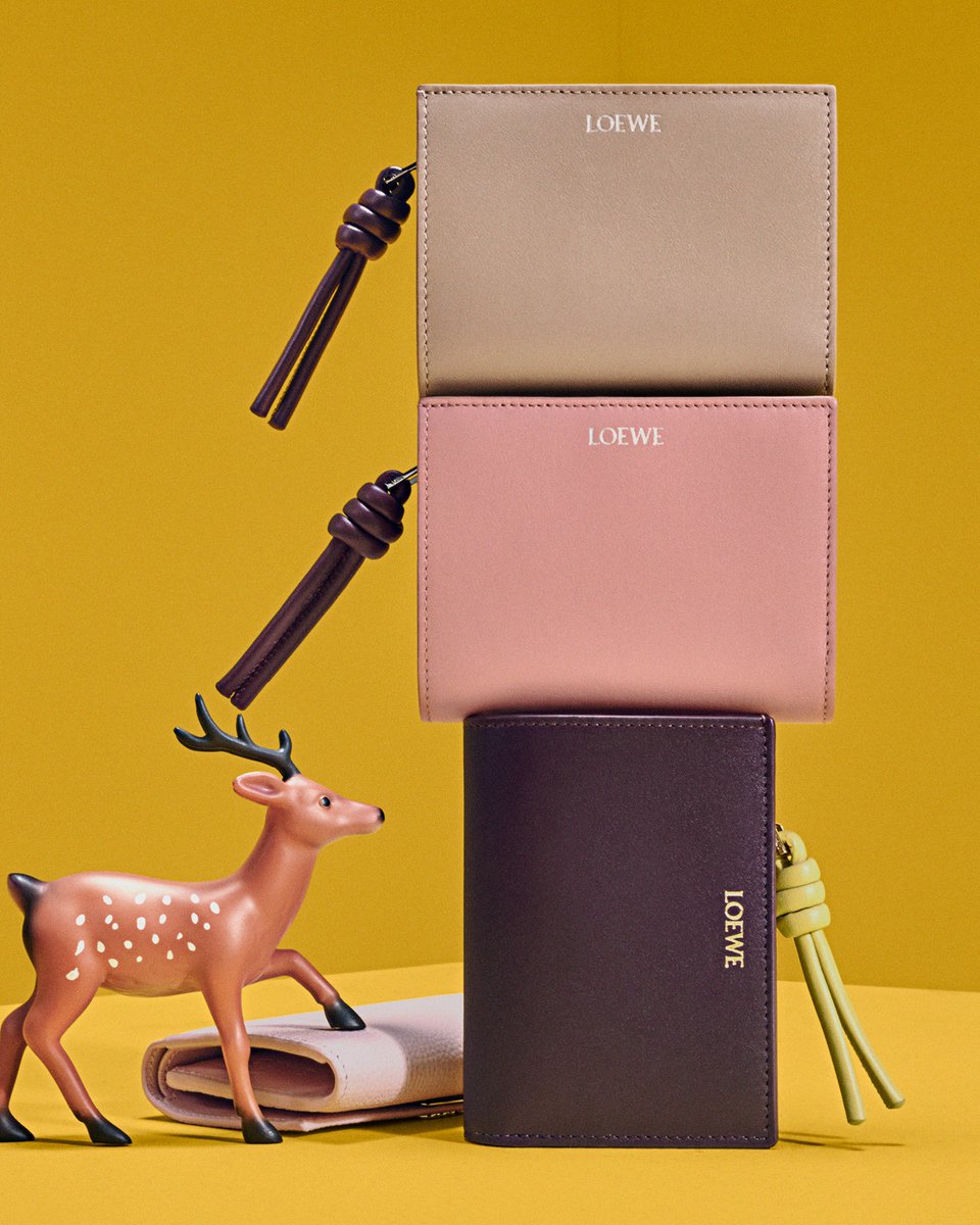 LoeweJP's tweet photo. 春の淡い高揚にみちたウォレットやチャームの新作コレクション。

#ロエベ #LOEWE #LOEWEwallets