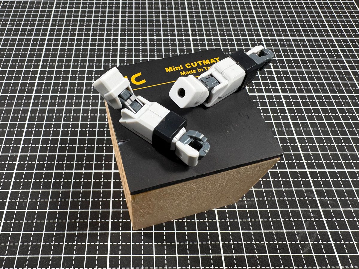 a0952982930's tweet photo. デュエルブリッツガンダム製作進捗
胴体にスジボリを追加。
太ももはプラ板挟み込みで1.5mm延長、
腕は1mm延長して全体バランスを調整しました。
#ガンプラ  #ガンダム https://t.co/ak1nkp0Kbt