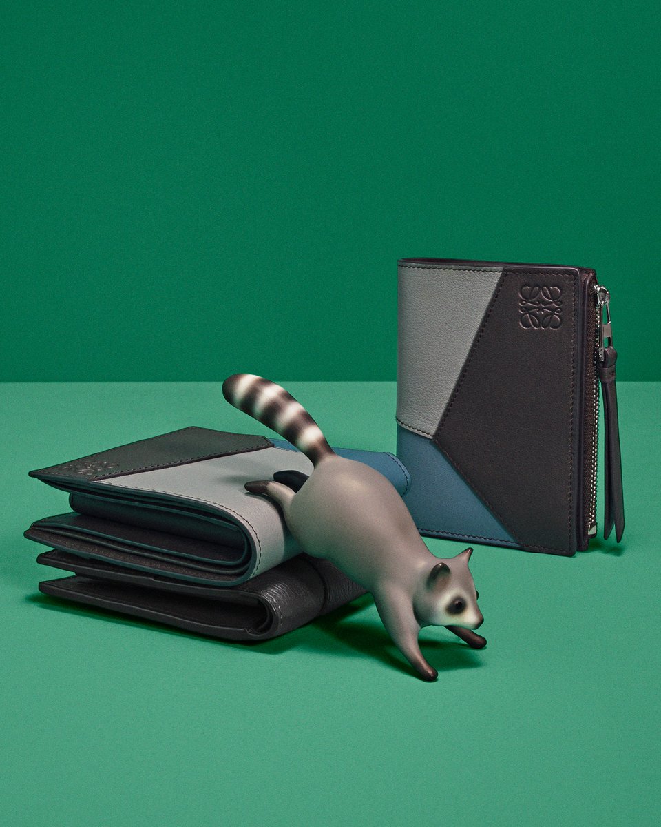 LoeweJP's tweet photo. 春の淡い高揚にみちたウォレットやチャームの新作コレクション。

#ロエベ #LOEWE #LOEWEwallets