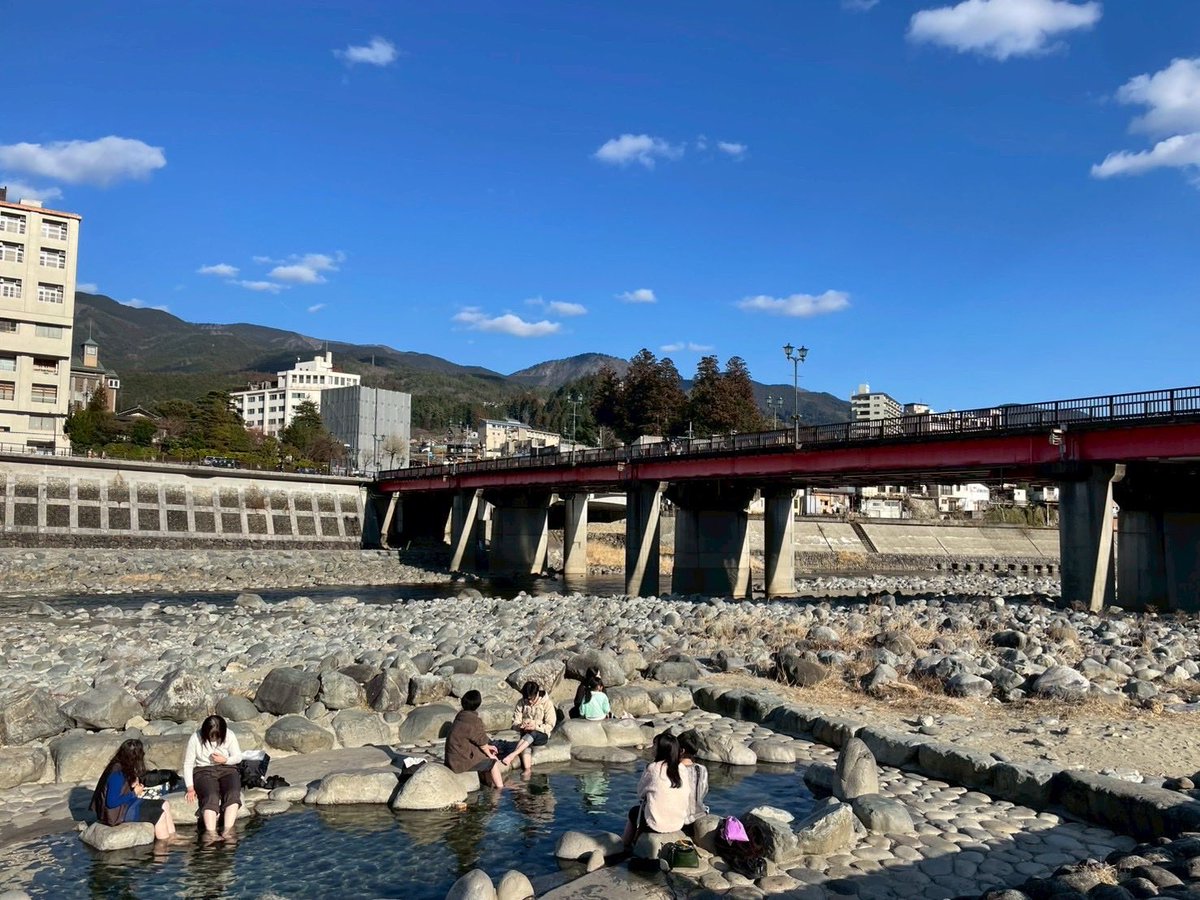 PhotoMe2018's tweet photo. 【活動報告】
2月の活動では、下呂温泉を訪れました。当日は青空が広がる穏やかな天候に恵まれ、温泉街を散策しながら撮影を行いました。足湯や名物の下呂プリンも楽しみ、充実した一日となりました。 https://t.co/94iXEexhQU