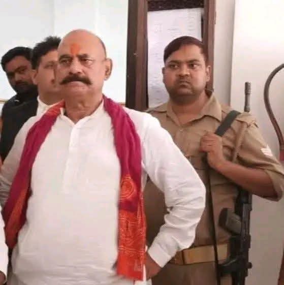 dishaLKO's tweet photo. योगी के सजातीय विनीत सिंह का भौकाल बने इसलिए विजय मिश्रा को बर्बाद कर दिया गया.. यूपी का एक सुशासन मॉडल ये भी है... https://t.co/X9NNc0DKxd