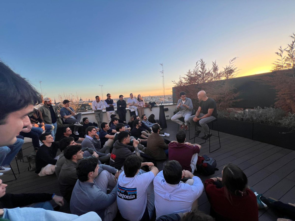 Ayer tuvimos unas Exponential Beers espectaculares con Adeyemi Ajao, fundador de Tuenti y <a href="/Base10Partners/">Base10</a>. Vaya lección de autenticidad, trabajo duro y pasión por su oficio.

70 chavales de <a href="/exp8fellowship/">The Exponential Fellowship</a> y un espacio increíble. Qué suerte!🙏