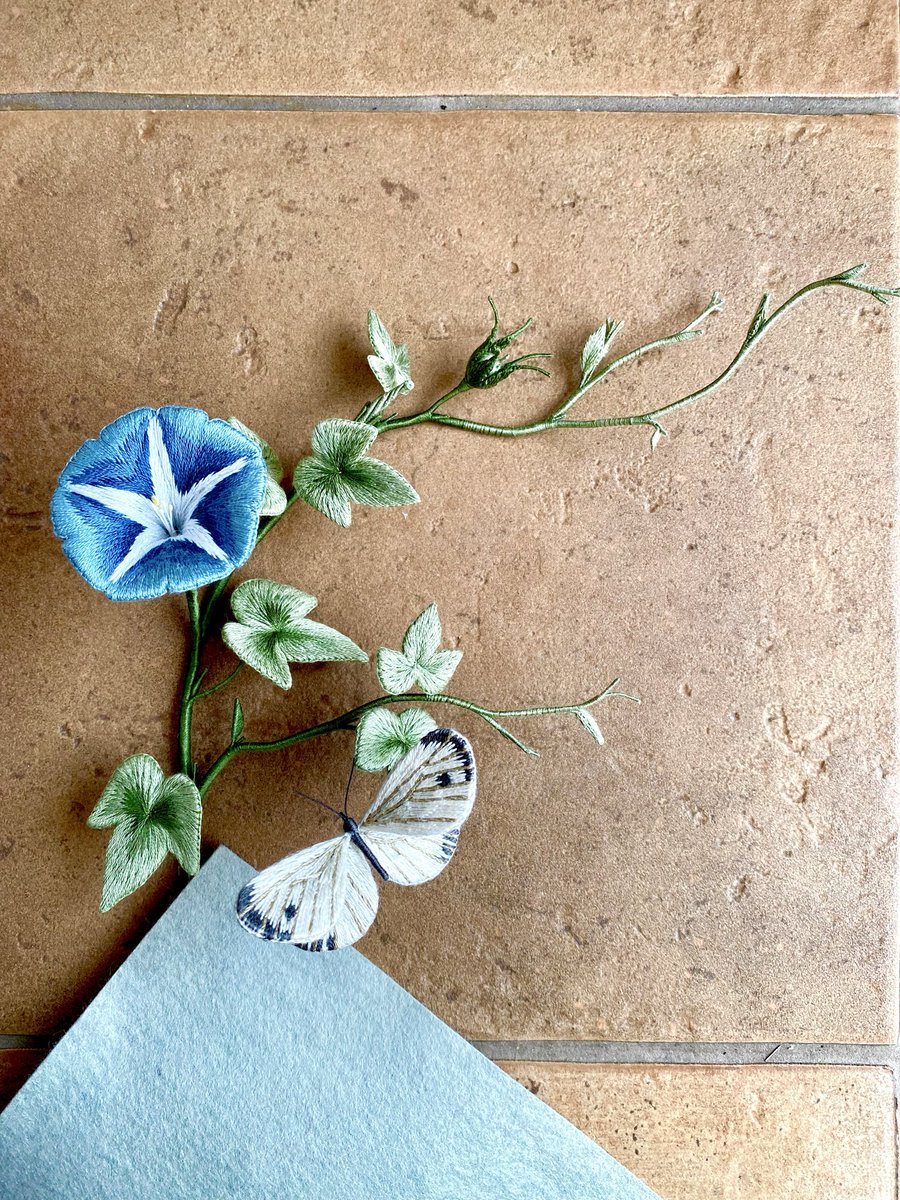 立体刺繍の朝顔に紋白蝶を組み込みました